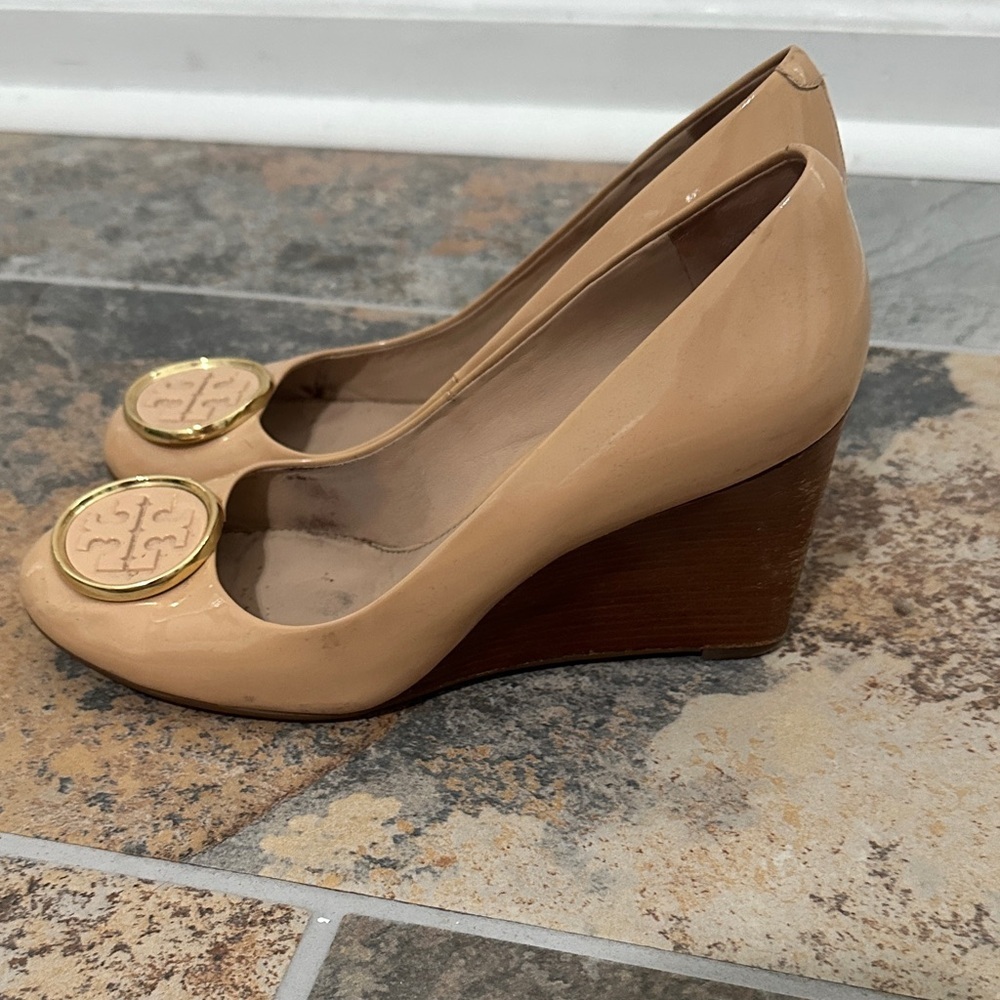 Tory Burch Beige Patent Leather Wedges size 7.5 - Picture 4 of 8